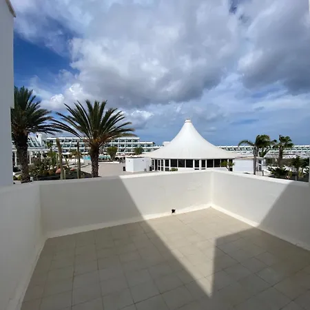 First Floor With Sea View, アパート