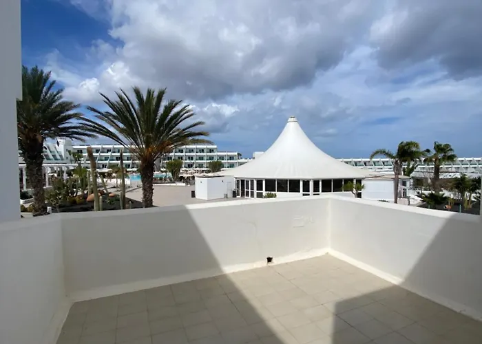 First Floor With Sea View, Appartamento